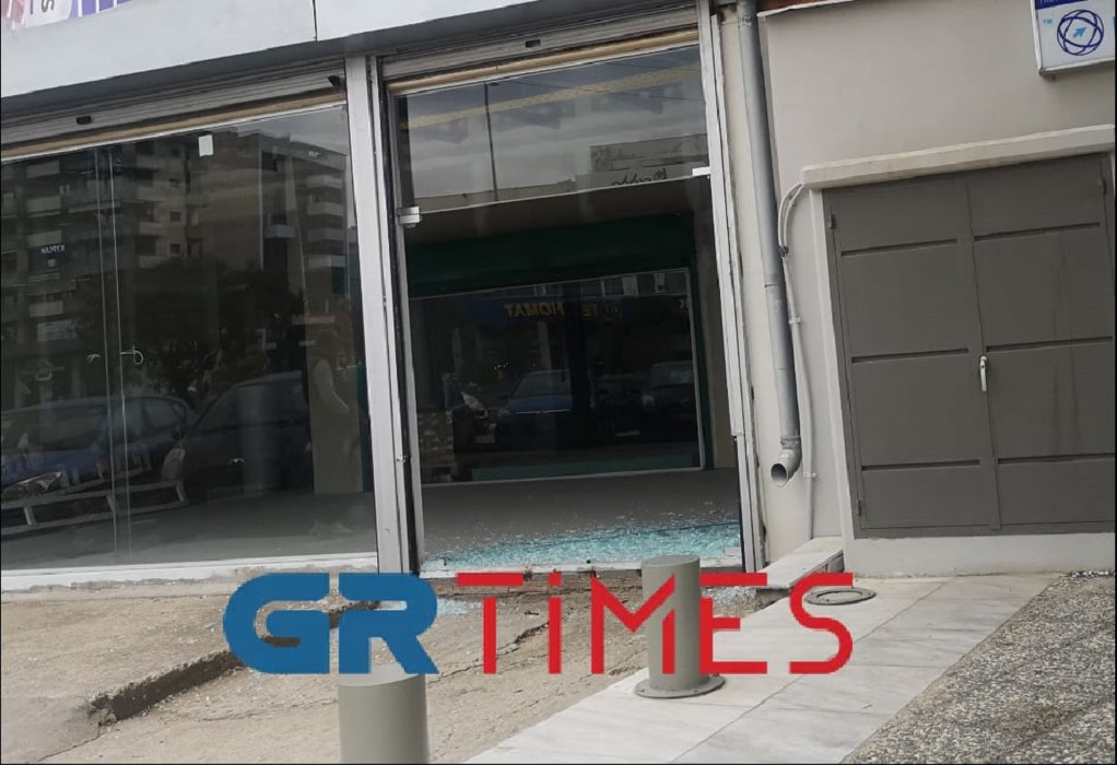 Θεσσαλονίκη: Ι.Χ “εισέβαλε” σε βιτρίνα καταστήματος  (ΦΩΤΟ) 