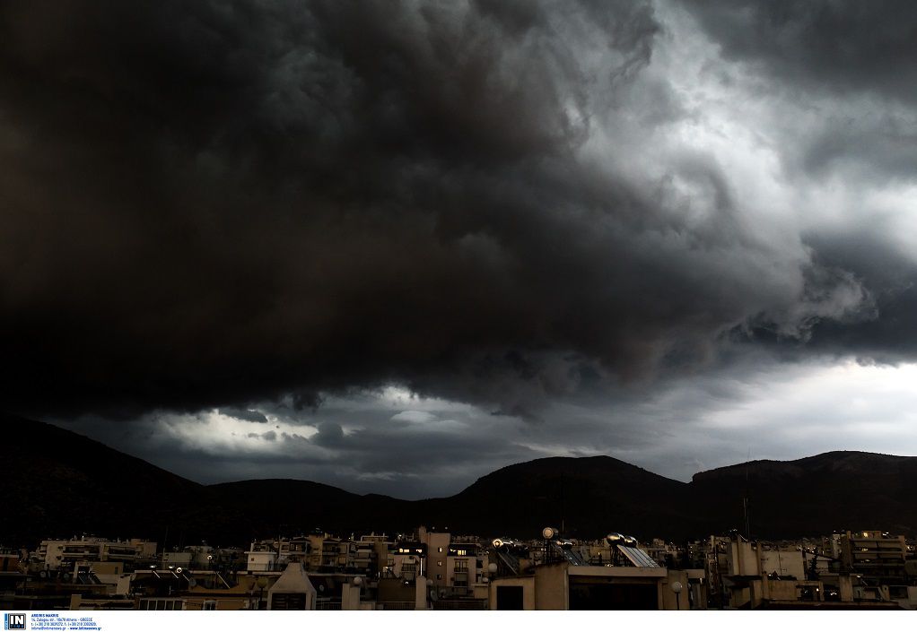 Αττική: Σκοτείνιασε ο ουρανός – Ισχυρή καταιγίδα στο Λεκανοπέδιο (VIDEO)