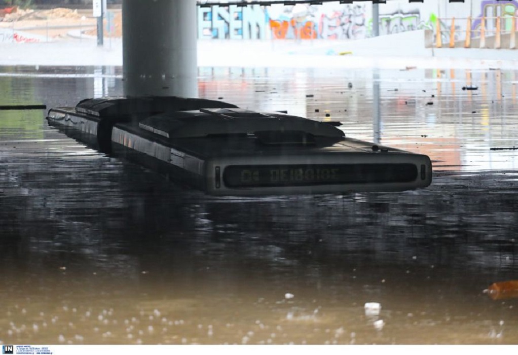 Κακοκαιρία «Μπάλλος»: Απίστευτες εικόνες – Λεωφορείο βυθίστηκε στο νερό κάτω από γέφυρα