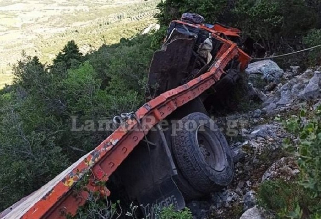 Λιβαδειά: Φορτηγό έπεσε σε γκρεμό 60 μέτρων (ΦΩΤΟ-VIDEO)