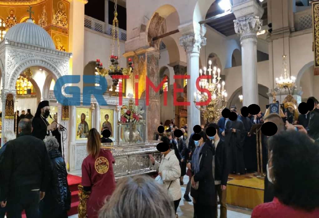 Θεσσαλονίκη: Προσκύνημα χωρίς μάσκες των λειψάνων του Αγίου Δημητρίου (VIDEO-ΦΩΤΟ)