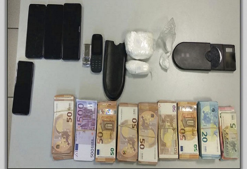 Αθήνα: Δύο συλλήψεις για διακίνηση κοκαΐνης – Κατασχέθηκαν 38.395€ (ΦΩΤΟ)