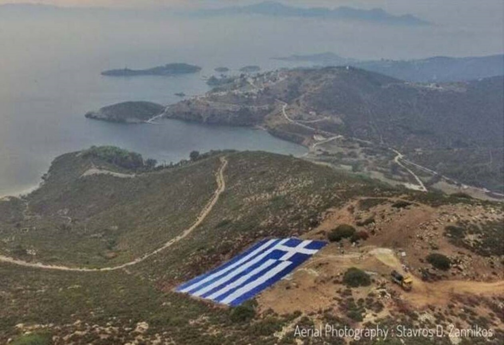 Ο δήμαρχος Οινουσσών απαντά στον Ακάρ με μια τεράστια ελληνική σημαία (ΦΩΤΟ)