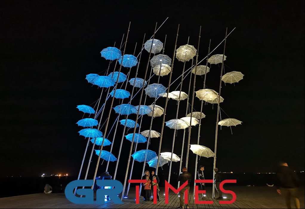 Θεσσαλονίκη: Στα γαλανόλευκα οι ομπρέλες του Ζογγολόπουλου (ΦΩΤΟ)