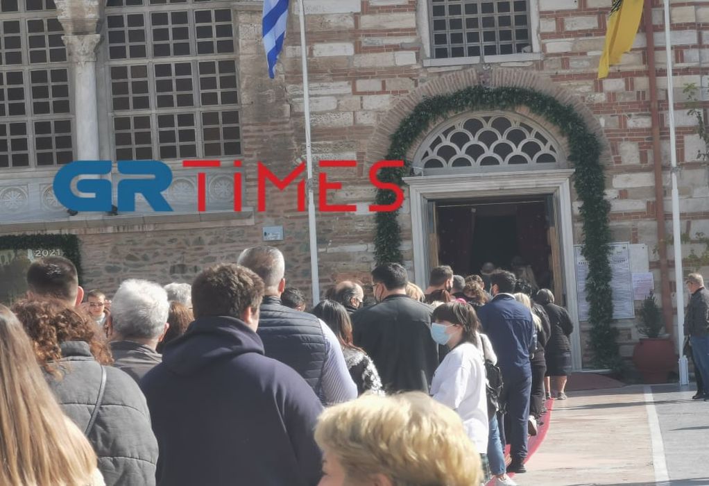 Θεσσαλονίκη: Εικόνες συνωστισμού μετά τη δοξολογία στον Άγιο Δημήτριο (VIDEO)