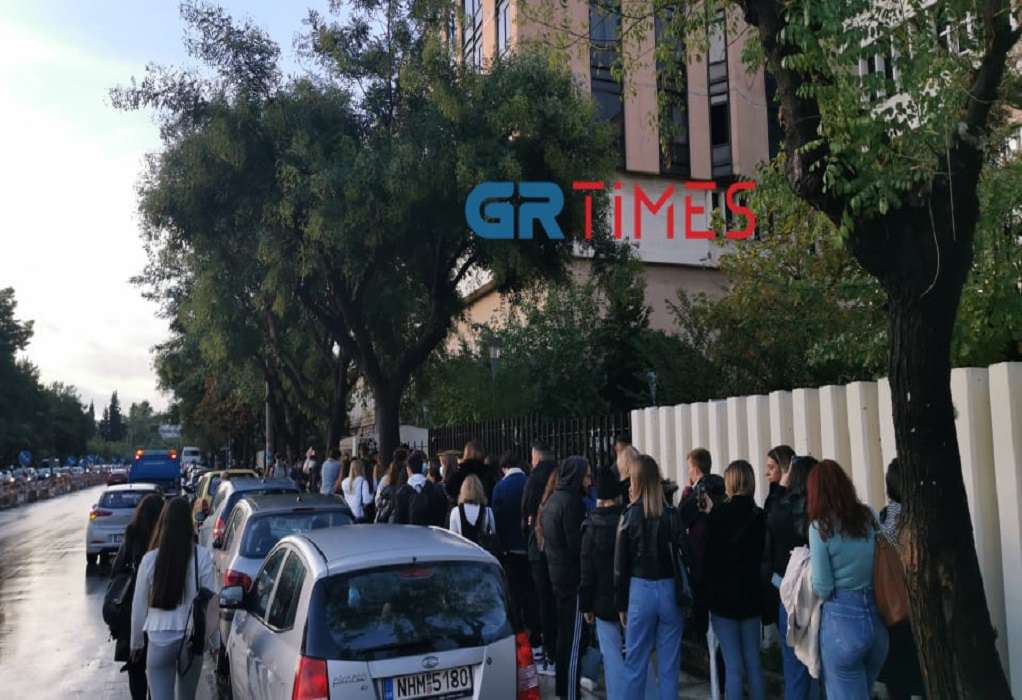 Θεσσαλονίκη: Με επίδειξη πιστοποιητικού η είσοδος στο ΠΑΜΑΚ – Τεράστιες ουρές και αναμονή (VIDEO)