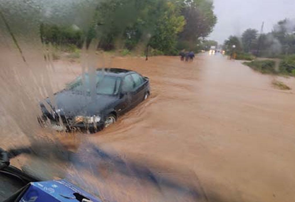 Ζαγκλιβέρι: Ανέβηκε στην οροφή του αυτοκινήτου του για σωθεί από τα ορμητικά νερά (ΦΩΤΟ)