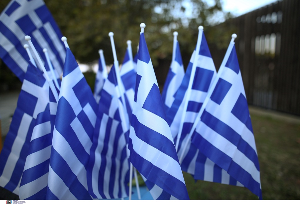 Καταγγελία: Δέχτηκε επίθεση όταν ανέβασε την ελληνική σημαία (VIDEO)