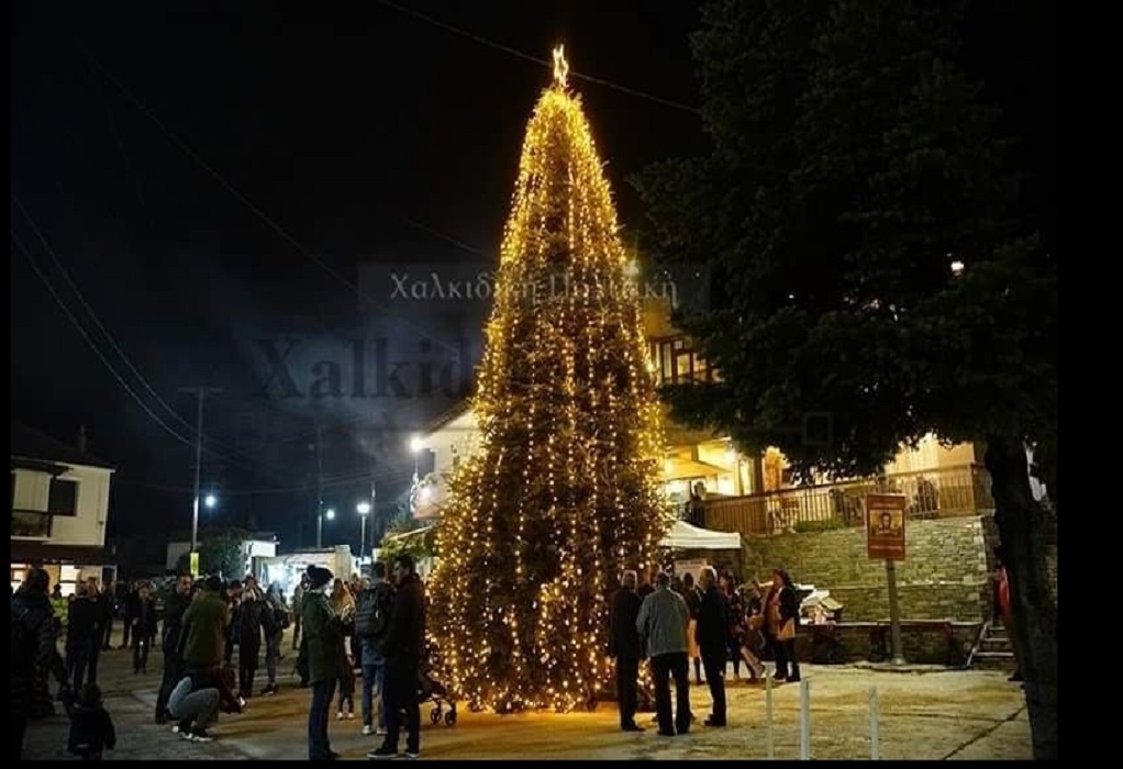 Χαλκιδική: Φωταγωγήθηκε το πρώτο χριστουγεννιάτικο δέντρο στη χώρα στον Ταξιάρχη