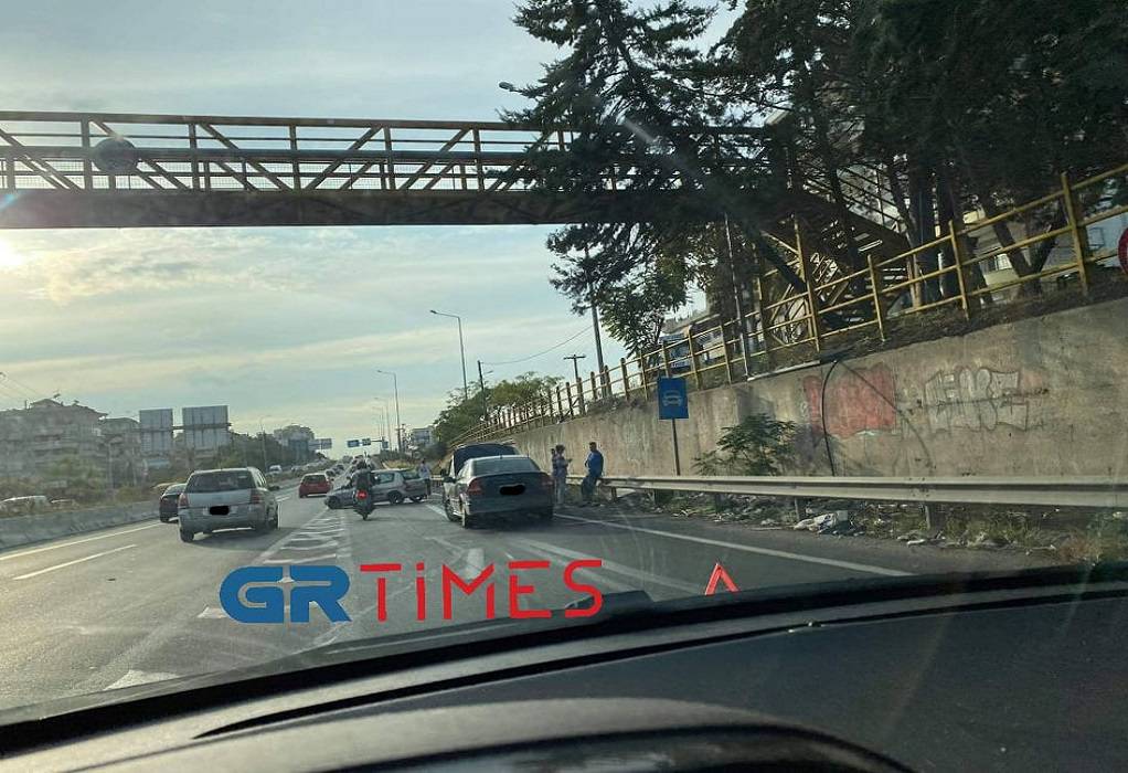 Θεσσαλονίκη: Τροχαίο με σύγκρουση δύο ΙΧ στην Περιφερειακή οδό (ΦΩΤΟ)
