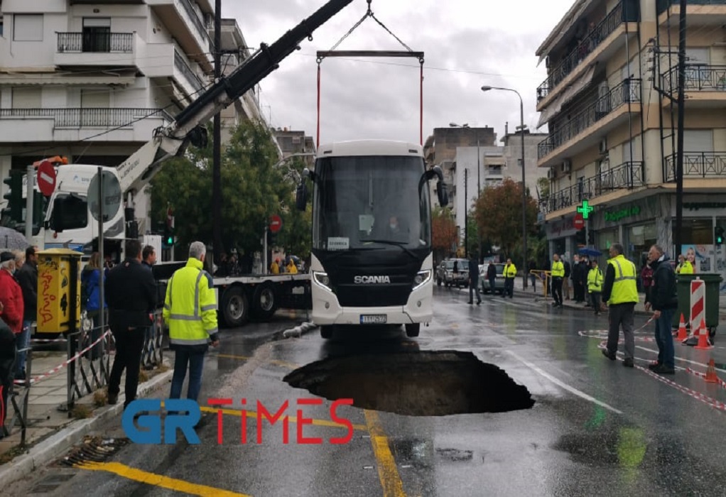 Θεσσαλονίκη: Απομακρύνθηκε το λεωφορείο – Τεράστια τρύπα στο οδόστρωμα (VIDEO)
