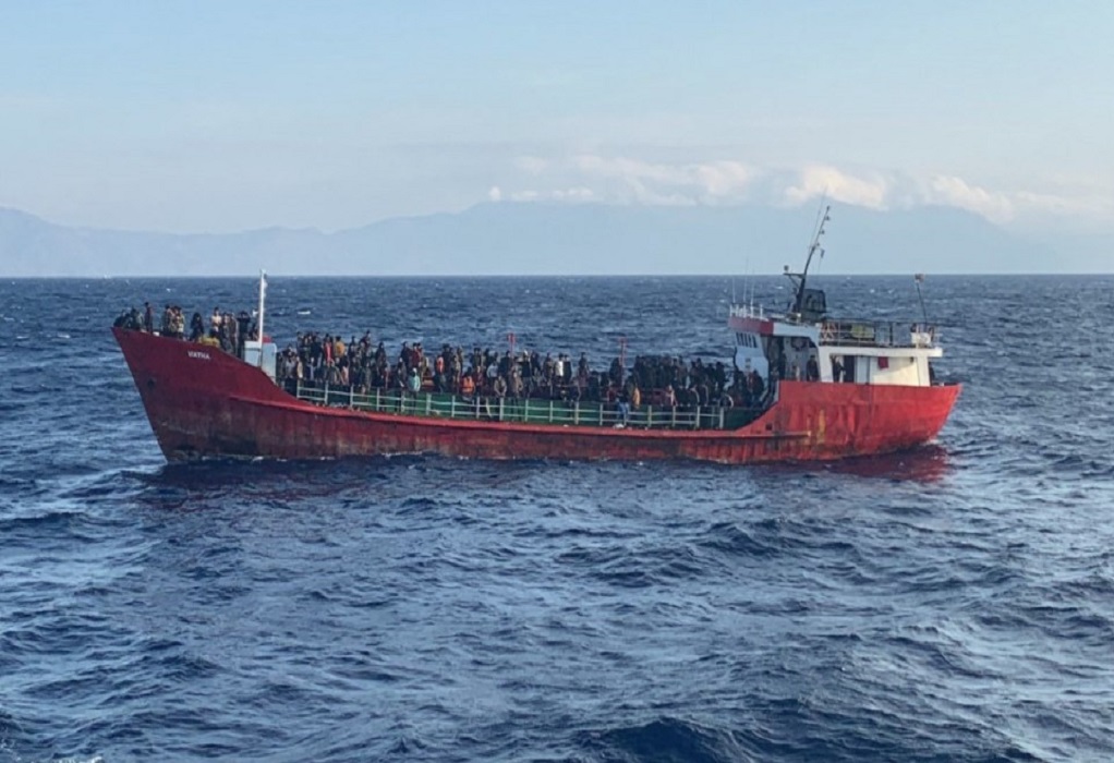 Σε εξέλιξη επιχείρηση διάσωσης 400 ατόμων σε φορτηγό πλοίο ανατολικά της Κρήτης (VIDEO)