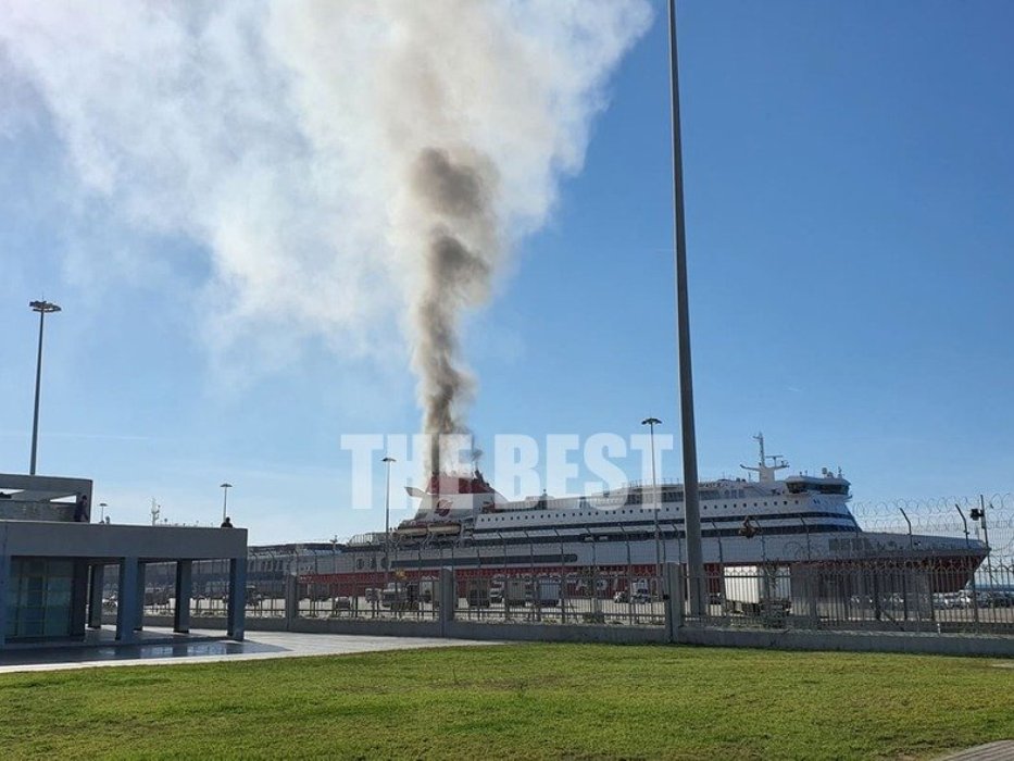 ΤΩΡΑ: Φωτιά σε πλοίο στο λιμάνι της Πάτρας (VIDEO-ΦΩΤΟ)
