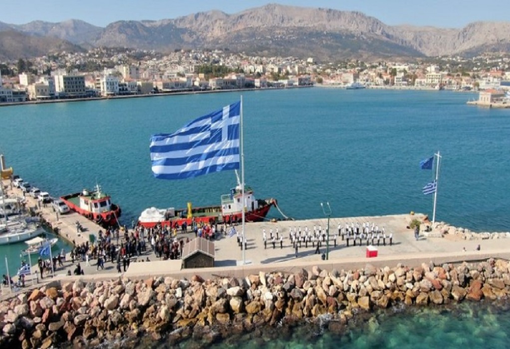 Υψώθηκε ελληνική σημαία 150 τ.μ στο λιμάνι της Χίου (ΦΩΤΟ-VIDEO)