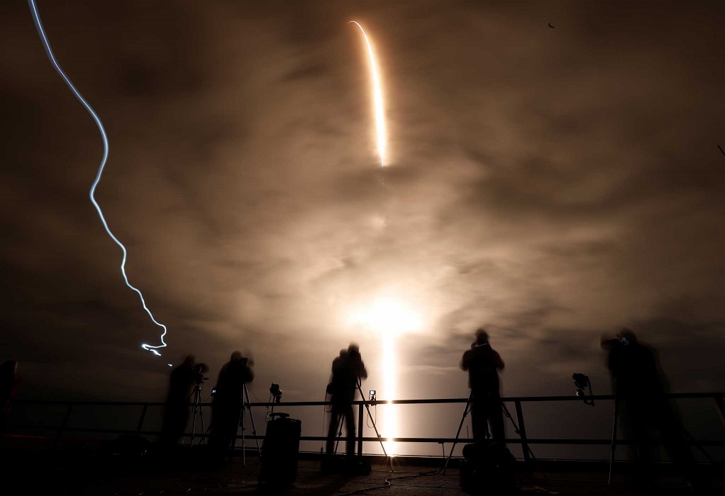 SpaceX: Απογειώθηκε ο πύραυλος Falcon 9 που μεταφέρει 4 αστροναύτες στον Διεθνή Διαστημικό Σταθμό (ΦΩΤΟ)