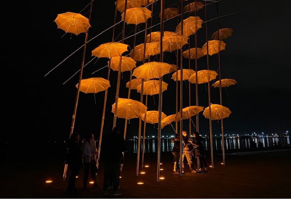 Θεσσαλονίκη: «Πορτοκαλί» οι ομπρέλες του Ζογγολόπουλου για την εξάλειψη της βίας κατά των γυναικών (ΦΩΤΟ)