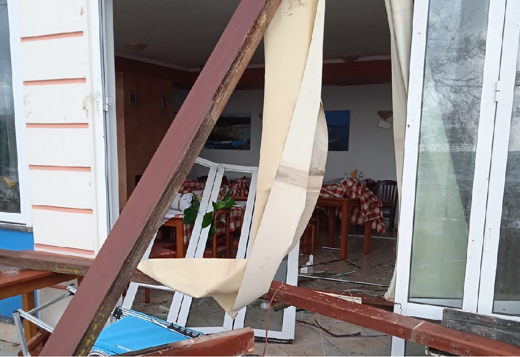 Πρέβεζα: Ανεμοστρόβιλος σάρωσε επιχείρηση και σπίτια-Έπεσαν δέντρα στην ΕΟ (ΦΩΤΟ)