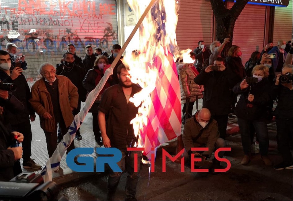 Πολυτεχνείο-Θεσσαλονίκη: Διαδηλωτές έκαψαν την αμερικανική σημαία (ΦΩΤΟ-VIDEO)