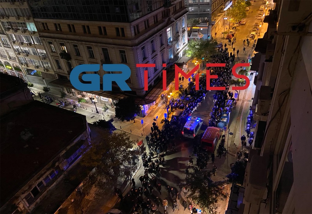 Πολυτεχνείο-Θεσσαλονίκη: Διαδηλωτές ανοίγουν δρόμο για να περάσει ασθενοφόρο (ΦΩΤΟ-VIDEO)