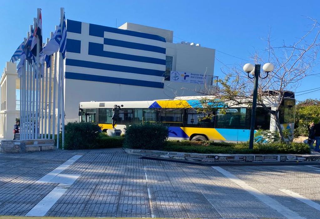 Γλυφάδα: Λεωφορείο κατέληξε στο προαύλιο του παλιού δημαρχείου