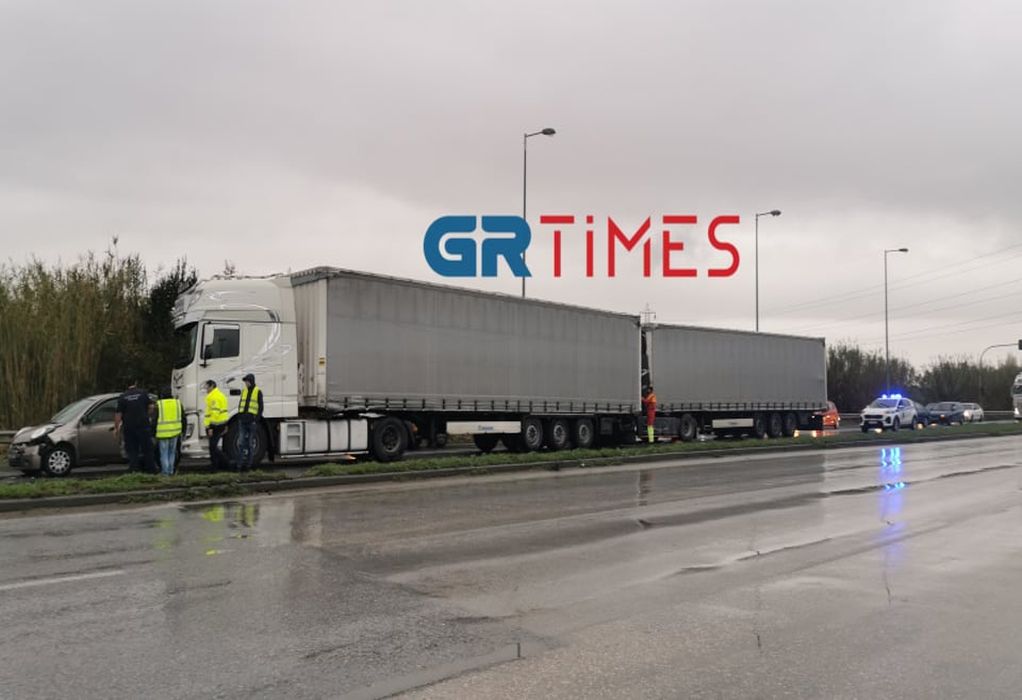 Θεσσαλονίκη: Σύγκρουση φορτηγού με δύο οχήματα στο ύψος του ΤΙΤΑΝ