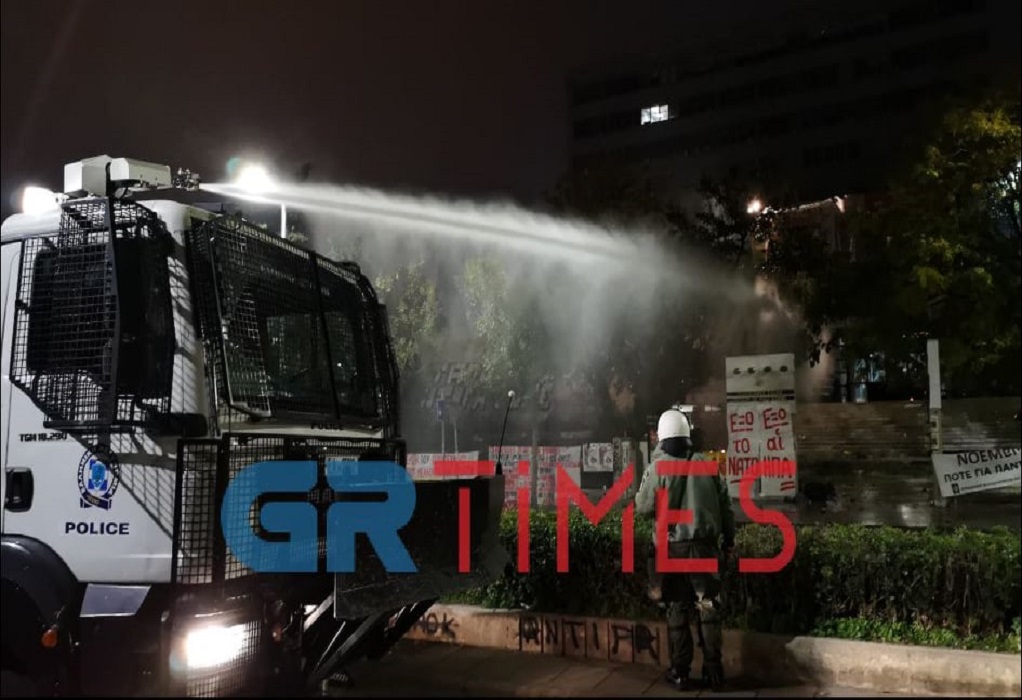 «Αίαντας»: Το υδροφόρο όχημα της αστυνομίας σβήνει φωτιές στον προαύλιο χώρο του ΑΠΘ (VIDEO)