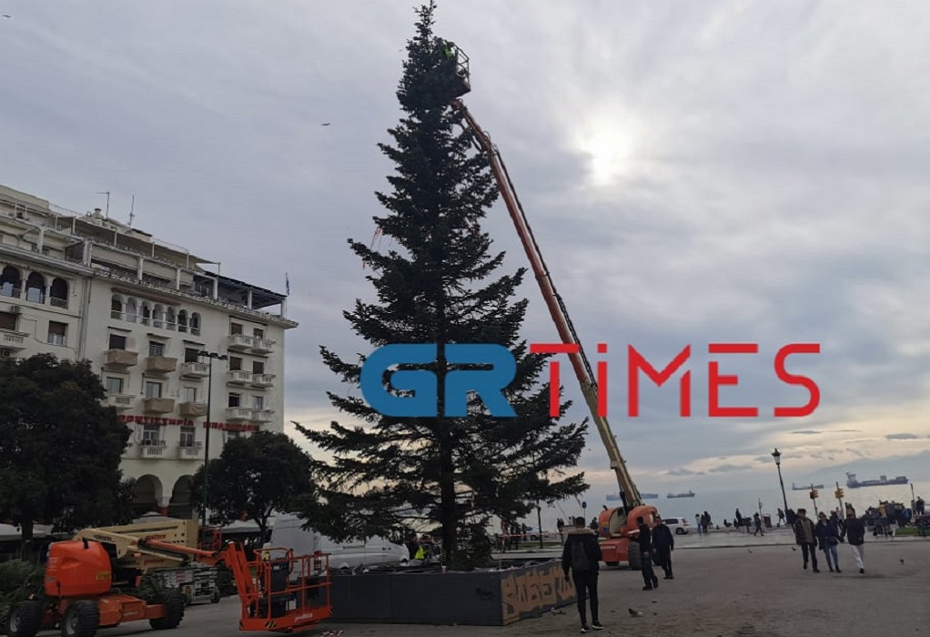 Θεσσαλονίκη: Στήθηκε το ύψους 18 μέτρων χριστουγεννιάτικο δέντρο (ΦΩΤΟ-VIDEO)