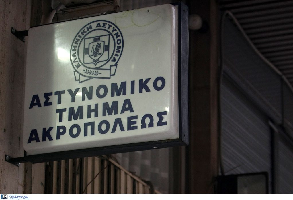 Αθήνα: Επίθεση κουκουλοφόρων στο αστυνομικό τμήμα Ακρόπολης