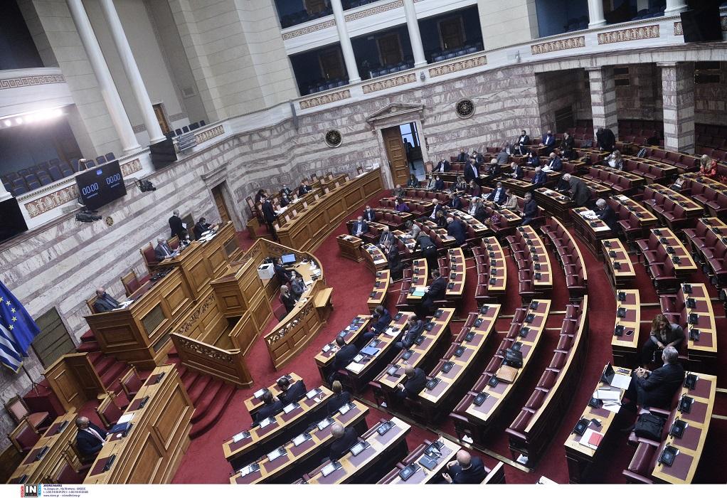 Πυρά σύσσωμης της αντιπολίτευσης κατά της κυβέρνησης στο νομοσχέδιο για τη διαχείριση της πανδημίας