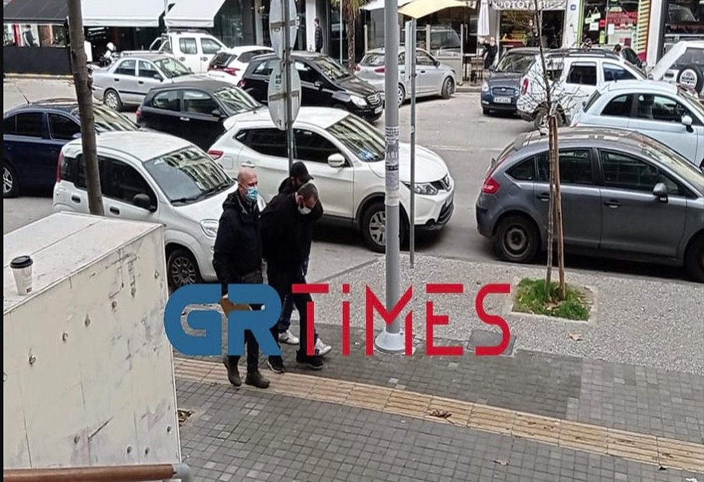 Θεσσαλονίκη: Στον εισαγγελέα ο καθ’ ομολογία γυναικοκτόνος της Πολίχνης (VIDEO)