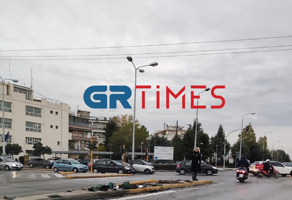 Θεσσαλονίκη: «Σμπαράλια» φανάρι στη Δενδροποτάμου – Μετ’ εμποδίων η κυκλοφορία (ΦΩΤΟ)