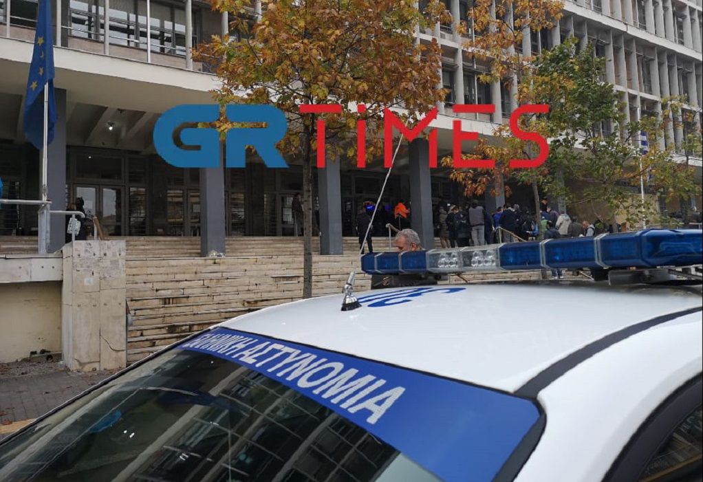 Θεσσαλονίκη-Κορωνοϊός: Συνελήφθη πατέρας μαθητή γιατί υπέβαλε μηνύσεις σε εκπαιδευτικούς