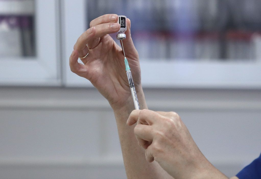 Κορωνοϊός: Σήμερα οι πρώτοι εμβολιασμοί με τα επικαιροποιημένα εμβόλια