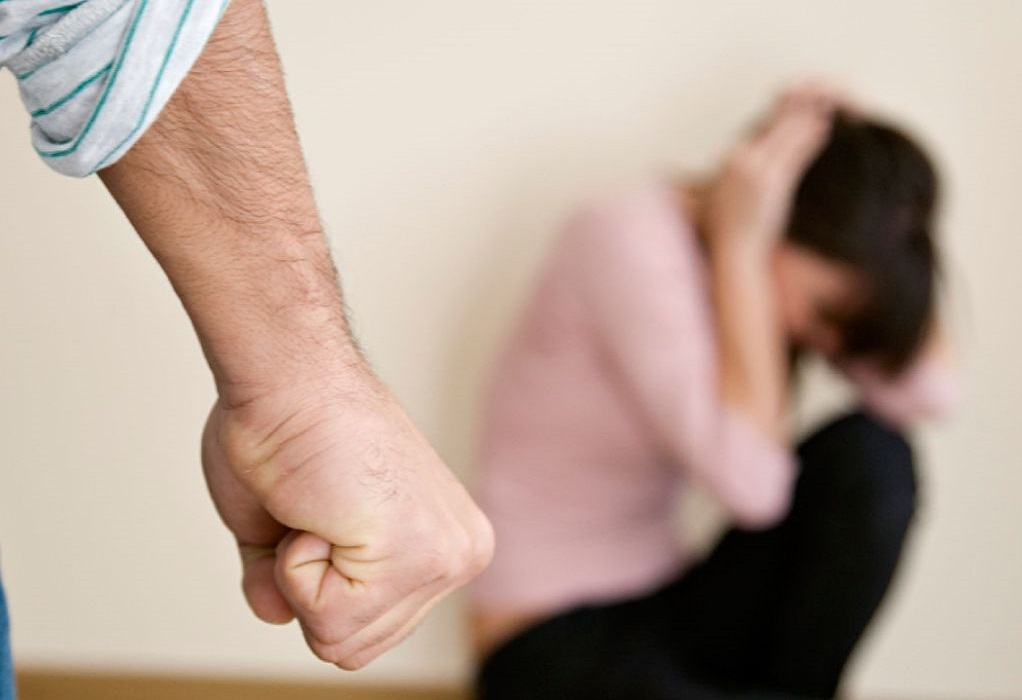 Ενδοοικογενειακή βία: Πάνω από 700 κλήσεις το τελευταίο δίμηνο – Το προφίλ θυμάτων και δραστών