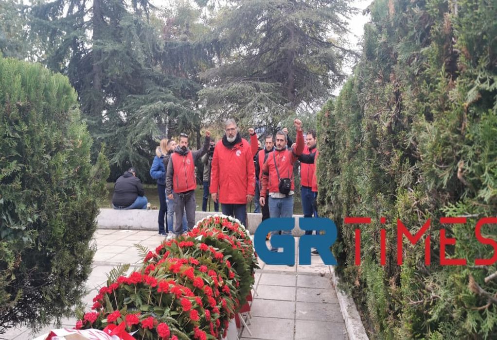 Θεσσαλονίκη-Πολυτεχνείο: Με λουλούδια και σηκωμένες γροθιές οι εργαζόμενοι του e-food (VIDEO)