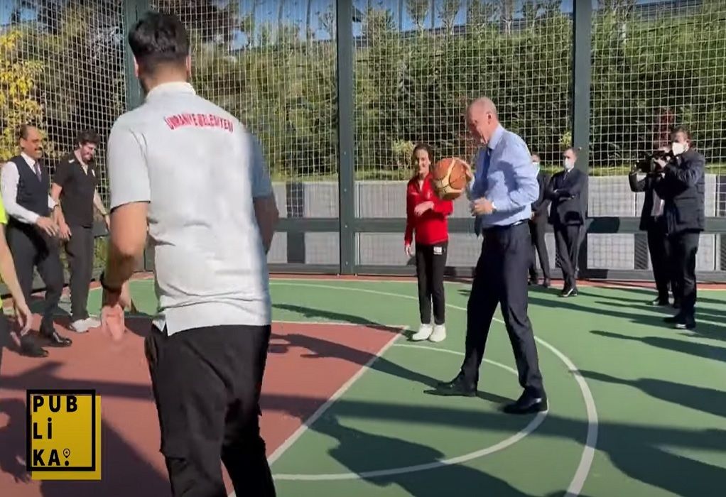 Ο Ερντογάν παίζει μπάσκετ μετά μετά τις φήμες για εγκεφαλικό