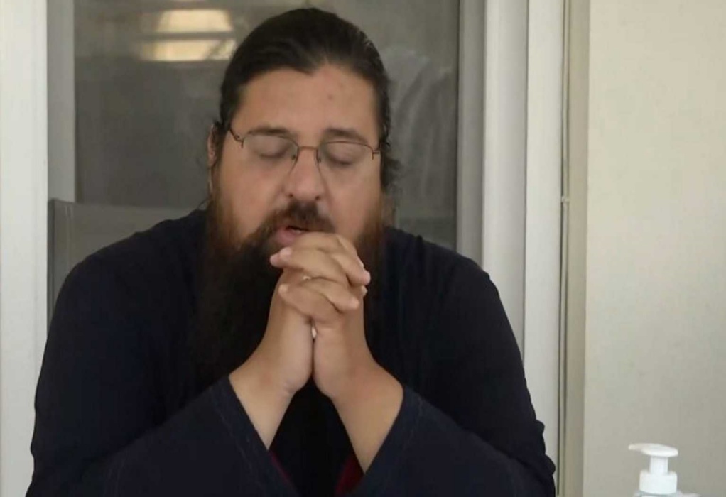 Θεσσαλονίκη: Πέντε μήνες μετά τον θάνατο της κόρης του ο ιερέας διασωληνώθηκε με κορωνοϊό