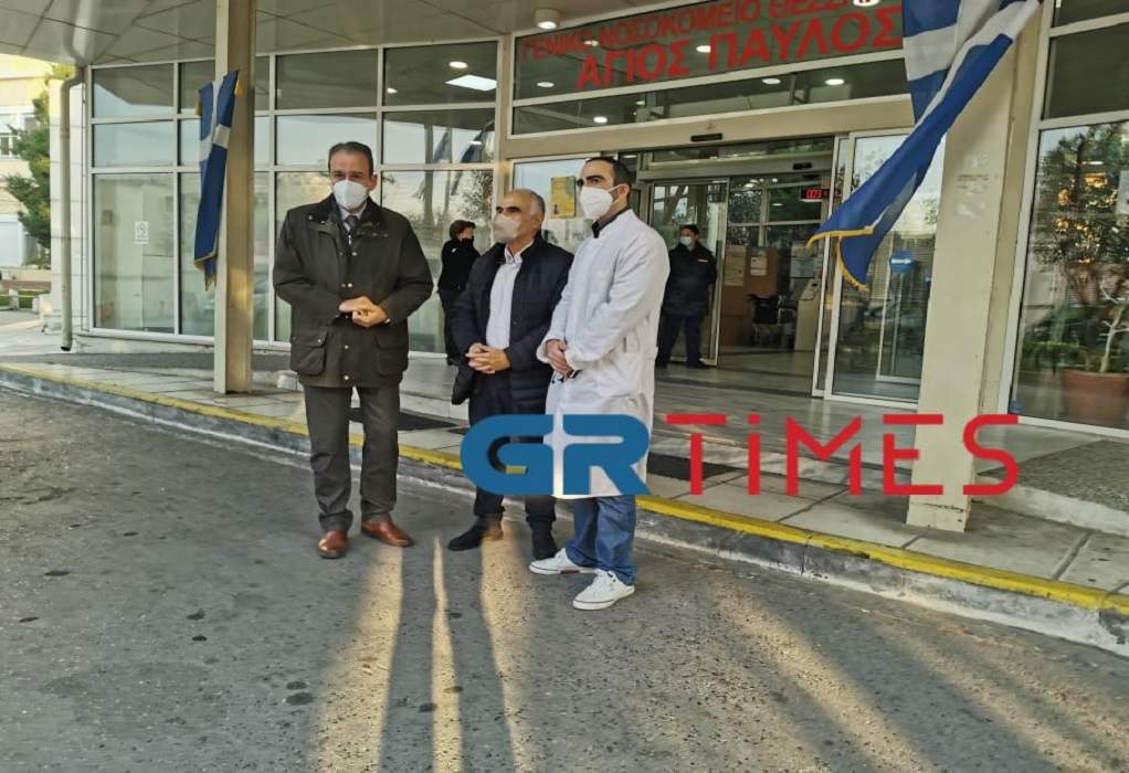 Θεσσαλονίκη: Ασθενείς – αρνητές πετούν τις μάσκες στα νοσοκομεία και αρνούνται ιατρική βοήθεια (VIDEO)
