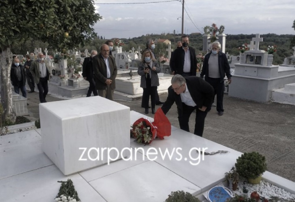 Χανιά: Λουλούδια στον τάφο του Μίκη Θεοδωράκη κατέθεσε ο Δημήτρης Κουτσούμπας (ΦΩΤΟ-VIDEO)