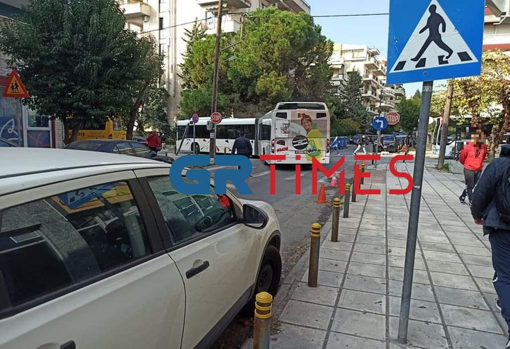 Καλαμαριά: Πάρκαρε παράνομα και ανάγκασε δύο λεωφορεία να αποβιβάσουν τους επιβάτες τους!  (ΦΩΤΟ)