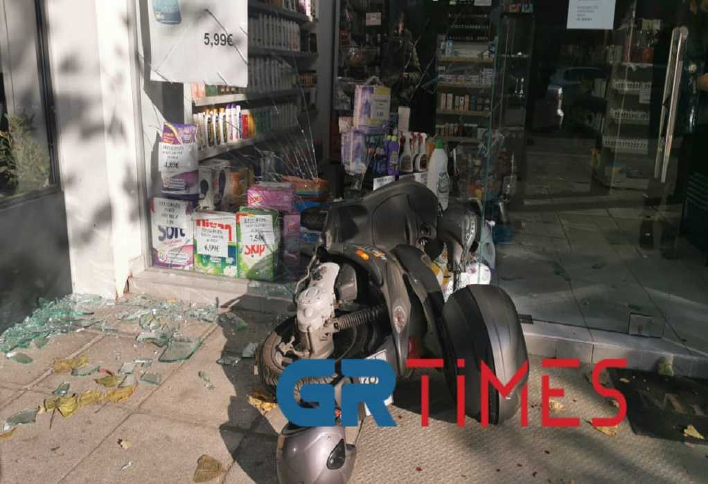 Θεσσαλονίκη: Μοτοσυκλέτα “μπούκαρε” σε κατάστημα με καλλυντικά – Ένας τραυματίας (VIDEO)