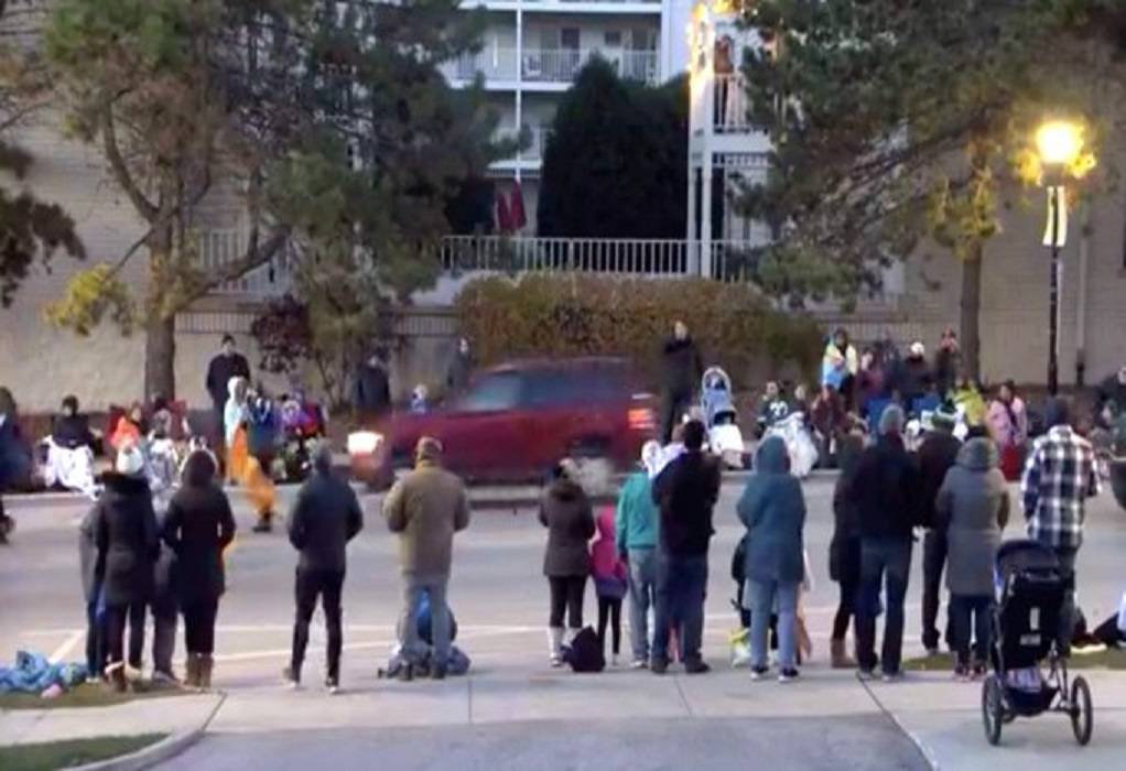 ΗΠΑ: «Ματωμένη» χριστουγεννιάτικη παρέλαση- SUV έπεσε πάνω στο πλήθος (VIDEO)