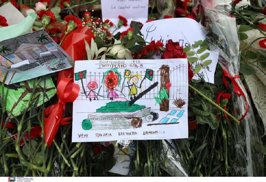 Επέτειος Πολυτεχνείου: Μαθητές άφησαν ζωγραφιές και λουλούδια στο ιστορικό μνημείο