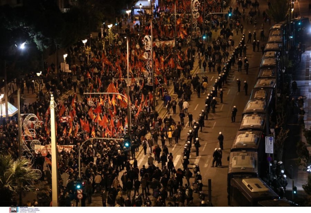 Αθήνα: Ολοκληρώθηκε η πορεία για την 48η επέτειο του Πολυτεχνείου