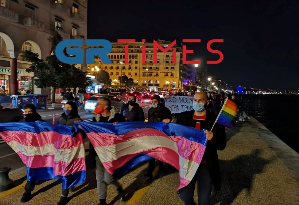 Θεσσαλονίκη: Σιωπηρή πορεία μνήμης για τα τρανς θύματα (VIDEO)