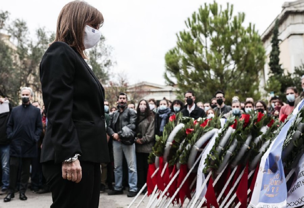 Επέτειος Πολυτεχνείου: Η ΠτΔ Κ. Σακελλαροπούλου κατέθεσε στεφάνι (VIDEO)