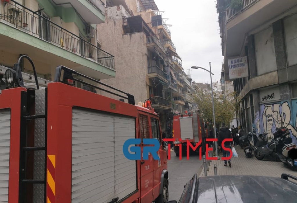 Θεσσαλονίκη: Φωτιά σε διαμέρισμα – Απεγκλωβίστηκε ηλικιωμένη (VIDEO)