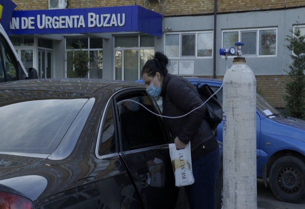 Δραματική η κατάσταση στη Ρουμανία – Ασθενείς Covid σε ΙΧ με οξυγόνο γιατί δεν υπάρχουν κρεβάτια (VIDEO)