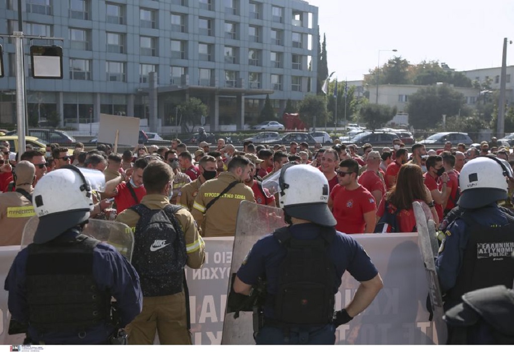 Κλειστή η κάθοδος της Κηφισίας – Συγκέντρωση πυροσβεστών έξω από το υπουργείο Πολιτικής Προστασίας