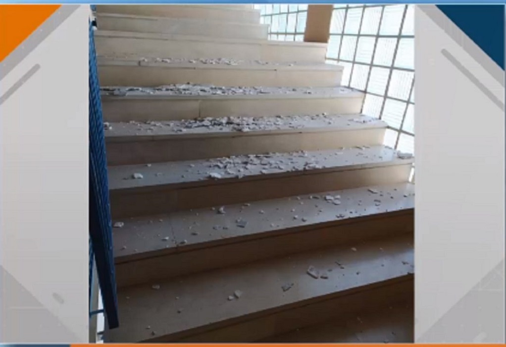 Έπεσε το ταβάνι σε σχολείο στην Καισαριανή – Από θαύμα δεν τραυματίστηκαν μαθητές (VIDEO)